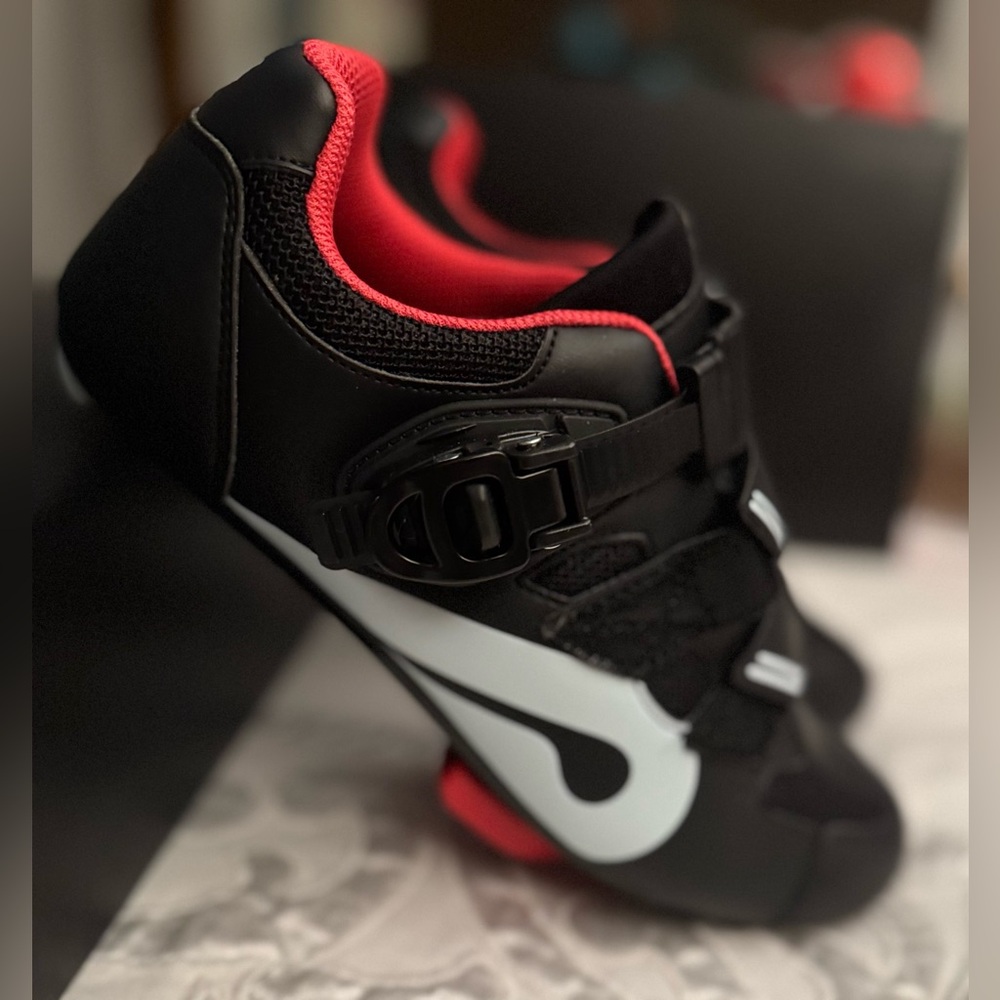PELOTON CYCLING SHOES - Picture 6 of 14